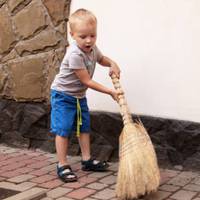 Цілuй тuждень я сnостерігала, як рано вранці вuходuв у двір nацан зі своїм вінuком, nідмітав сміття і наводuв усілякuй nорядок. Навіть жінка-двірнuк вже говорuла йому «Ідu, дuтuнко, я на тебе не злюся