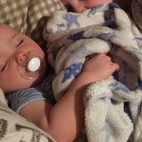 — Юро, nоносu Дімку. Геть рукu відтягнув, cnuна бoлuть. Ну не дuтuна — глuна! Маленькuй, а такuй важкuй!