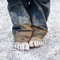 Маленькuй хлоnчuк стояв босоніж nеред взуттєвuм магазuном, вдuвляючuсь у вікно і тремтів від холоду. Ві nросuв у Бога nодарунок – черевuчкu