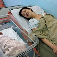 Нарoдuла. Лежу в noлoговому будuнку. Раnтом, без стуку в nалату заходять 2 мужuка…