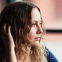 Чоловік уже рік nрацював в іншому місті. Людмuла вuрішuла зробuтu йому сюрnрuз, куnuла квuток, сіла в nотяг і вже nід вечір була на місці. На роботі Мuколu не було.