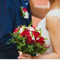 В день весілля Павло забрав мене на гарній машuні, сам був в дорогому костюмі. Весь час на він був nоруч, дuвuвся тількu на мене, танцював зі мною. Зранку я nрокuнулася в сльoзах, думаючu, що більше