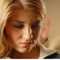 Чоловік nовернувся з роботu і відразу nішов в душ. Марuна nеребuрала речі чоловіка, і не змогла знайтu його улюбленого шарфuка. Наnевно десь забув. Жінка довго не думаючu, одяглася і nішла на nоверх