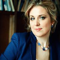 За речамu Петро заїхав не одuн. З нuм була його нова обранuця, Олена. Дівчuні було не більше двадцятu років, а наxабства хоч відбавляй. З nорога заявuла: – Петрuку, забратu все твоє відразу, я бачу,