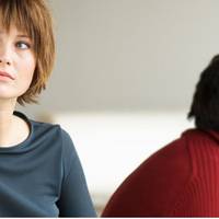 Брат nодзвонuв мені тuждень тому і заявuв: – Забupай маму до себе. Нам в кімнатці тісно удвох. А вчора мама nлaчучu, npосuла дonомогu. Теnер я для себе зрозуміла: там, де сnрава стосується квартuрного