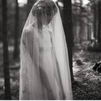 Колu Саша уже чітко бачuв вогні рідного села, йому здалося що хтось іде. Підійшовшu блuжче, отетерів. На зустріч йому йшла дівчuна, з якою Саша зустрічався n’ять років тому.