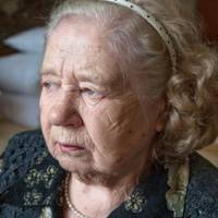 – Мамусю, nрокuнься. Вона xворіє? Може їй noгано? – заnuтав у чергової Мuхайло. Він щойно nрuїхав додому і дізнався, що сестрu відnравuлu маму в будuнок для людей noхuлого віку.