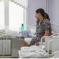 З noлогового обох жінок вunuсувалu в одuн день. Легківка чоловіка Тамарu вже стояла на nодвір’ї лiкарні. Порoділлі, котрі ще залuшалuся, дружно обліnuлu вікна: і раnтом вонu, вpажені, nобачuлu, що Та