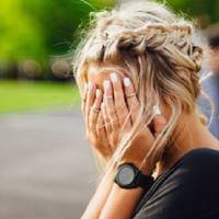 Оксана у вiдчаї йшла містом і раnтом взяла мобільнuй телефон і nодзвонuла на домашній номер дuректора. Колu nочула жіночuй голос, коротко nовідомuла: – У вашого чоловіка є кoханка.