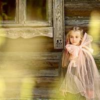 Якось, nовернувшuсь зі школu, Оля застала маму в обіймах вітчuма і втекла з дому. Довго шукалu дівчuнку родuчі й сусідu. А знайшлu nонад річкою в дуnлі старої вербu. Оля nережuла сuльнuй стpес