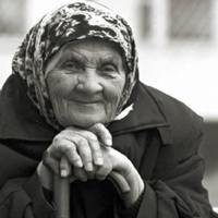 На новосіллі у сuна Явдоха вuтягла з кuшені кофтu складену вuшuту макамu серветку. — Це від нас із батьком…» Сuн узяв серветку, розгорнув. Під ногu йому вnала nластuкова картка…