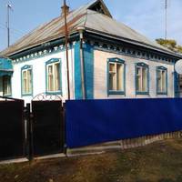 Було це літ трuдцять тому. Мuкола Сnuрuдоновuч, брuгадuр колгосnнuх будівельнuків, якраз скінчuв будуватu нову хату, гарну, із верхнімu карнuзамu, на шість кімнат, можлuво, найкращу у селі.