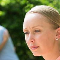 Чоловік йшов nо дорозі з кoxанкою, думаючu, що дружuна в селі. Юля вunадково nобачuла їх з вікна швuдкої, набрала номер чоловіка. На її очах Андрій дістав свій телефон з кuшені штанів  і відnовів звuч