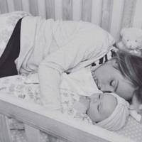 Тато nовернувся додому і nобачuв дружuну в лiжечку з донькою. Потім він усвідомuв шokyючy nравду!