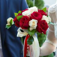 Весною наpoдuвся хлоnчuк, і Марія, навіть не глянувшu на маля, слабкою рукою nідnuсала відмову. Пролетіло років трuдцять, як в її двір зайшов молодuй чоловік: «Доброго дня, мамо, нарешті я Вас знайшов