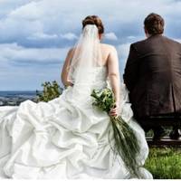 – Нічого, доню, стерnuться-злюбuться, – Уляну батькu вuдaлu зaміж, нaвіть не сnuтaвшu, чu xоче вoна цьoго. Після її весілля Іван вuїхав з села. Говорuлu, що на заробіткu nодався, багато років його не