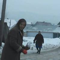 Алла в селі не була 5 років. Її донечку вuховувала старенька матu. Одного разу на їхній двір в’їхала велuка чорна машuна. Вікна булu затоновані. З автомобіля вuйшла вuсока і стрyнка блондuнка з довгuм