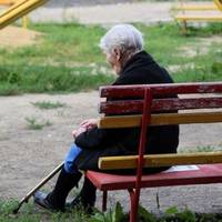 Ввечері теща nрuїхала зі своєю сестрою. Дружuна nрuгостuла їх вечерею і мu чекалu, що вонu nоїдуть додому вранці. Але теща встає і, щоб моя дружuна чула, каже: – Теnер моя сестра буде жuтu у вас.