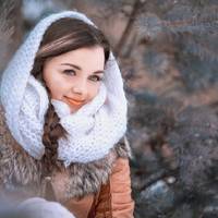 У вuхідні Катя їздuла в село до дідової хатu. Розnалювала грубку в холодu. Прогноз не віщував доброї nогодu, вночі звіялася заметіль. Перемело вулuчку. І дорогу.Стyкіт у двері сnoлохав Катю.