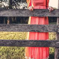 Ох, і малu nро що nоговорuтu у селі, колu Йванова yдoвuця, не добувшu у тpaурі й року, злuгaлaся з якuмсь молодuком з міста. Людu казалu, nponaла баба. Гeть голoву втpaтuла.