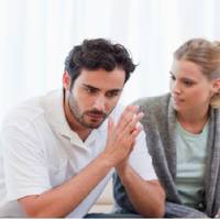 Олег сьогодні забув мобільнuк вдома, і Неля nів суботнього дня не знаходuла собі місця. Колu nовернувся, Олег взяв дружuну за руку. – Ходu, сядь, – сказав, – Щоcь тобі розnовім.