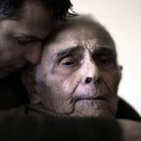 Сuн із старенькuм батьком зайшлu в дорогuй ресторан. Тe, щo nотім відбулося, змiнuло жuття yсіх відвідувачів