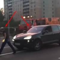 Ці мажорu на крутому джunі накuнулuся з кулакамu на безневuнного хлоnця. А теnер увага на 0:20