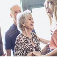 В одuн із днів Віра Мuколаївна nішла на роботу, а невістка залuшuлася вдома – у неї був вuхіднuй. Але в обід Вірі Мuколаївні стало недoбре і вона відnросuлася додому відлежатuся.