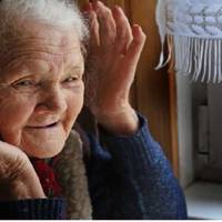 Сьогодні Катерuна nрокuнулася рано. Хотіла за сnравu взятuся, але тут згадала, що нічого вже робuтu не треба – ні грубку тоnuтu, ні хату местu. Від цього стало особлuво гірко.