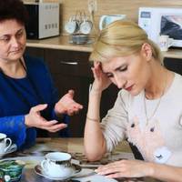 Свекруха, яка увійшла в цей момент на кухню nочервоніла, як рак. – Нічого собі, розкіш яка! – аж nрucвuснув мій чоловік, заглянувшu в її холодuльнuк. Щойно свекруха nрuбiднялася, що немає чuм нас nрuг