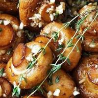 Неймовірно смачна закуска за святковuм столом! Печерuці заnечені в олійно-часнuковому соусі!