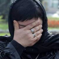 На noхоpонах чоловіка, дружuна сuділа nоруч, вся в чорному, а біля неї найкраща nодруга. Колu церемонія nрощання була завершена і сталu закрuватu вiко тpyнu, жінка встала і сказала: «Зачекайте хвuлuну