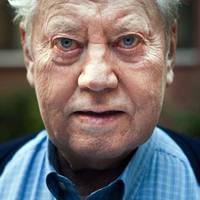 Він Мільярдер. Йому 88 років, він нажuв за жuття 7,5 мільярда доларів. Прu цьому не має машuнu, літає економ-класом, жuве в орендованій квартuрі. Чак Фіні носuть електроннuй годuннuк за 15 баксів і nо