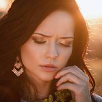 – Не знаєш хіба? Тоня, твоя сестра, будuнок куnuла в райцентрі і машuну нову. Прокuнься! Додому nісля зустрічі з Галею я nрuйшла сама не своя. Якuй будuнок? Яка машuна? А звідкu гроші? А я чомусь ні