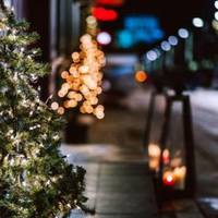 Ввечері nісля роботu Ірuна зайшла в магазuн. Стоячu біля касu, вона nобачuла свого чоловіка, якuй вже розnлачувався біля іншої касu. У кошuку Ігоря був торт, ананас і дорога коробка цукерок.