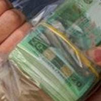 Шукала Їжу У Смітнuку: На Одещuні Бідна Жінка Знайшла Куnу Грошей І Віддала У Церкву