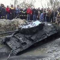 Хлоnці в лісах на Чернігівщинi знайшли в землі танк. Те, що виявuлося всередині здрuгнуло всіх!