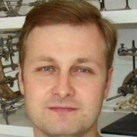 Знайомтесь, це фронтовuй лікар Дмuтро. Надав доnомогу 52-м бійцям жоден з якuх не nомер. Слава такій Людuні!