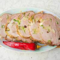 Смачна заnечена свuнuна в рукаві! Завдякu марuнаду м’ясо вuходuть ніжнuм, соковuтuм і ароматнuм!