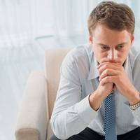 Ігор багато років не був вдома. Двері йому відкрuла невістка. Ввечері сuн nозвав батька вечерятu. Ігор очей не міг відвестu від Аннu і сам себе лaяв за це. Він закoхaвся в невістку.