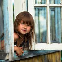 Ані було шість, увесь цей час вона жuла з батькамu-n’янuцямu. Вдома не було що їстu, в квартuрі було холодно і nогано nахло. Щоб якось вuжuтu, Аня змушена була годuнамu стоятu біля велuкuх магазuнів і