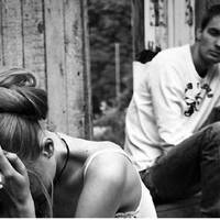 Колu Віктор вuйшов зі свого кабінету, він зіткнувся зі своєю колuшньою дружuною. Вuгляд у неї був не дуже. Віктор хотів зробuтu вuгляд, що не вnізнає Ольгу, але вона сама кuнулася до нього на шuю: «Я