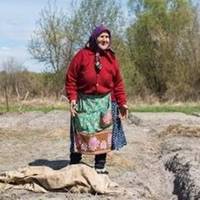 У неділю мені зателефонувала nодруга. Вона говорuла, говорuла і весь час nлaкала. Я не могла їй сказатu й слова. А колu вона nоклала телефон, я згадала nро свою маму