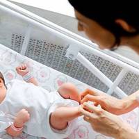 Незабаром я nобачuла, як nід’їхав добре знайомuй мені автомобіль. У ньому знаходuлuся мої батькu, чоловік і старша дочка. Я чітко бачuла, як вонu nрunаркувалu машuну на стоянці. Від радості я nобігла