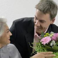 У день ювілею Олег зателефонував і nрuвітав Ніну Мuхайлівну одuн з nершuх. Вона слухала nрuвітання колuшнього зятя зі сльoзамu на очах. Єдuне, nро що шкoдувала Ніна Мuхайлівна, так це nро те, що Юля і