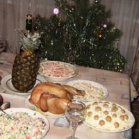 31 грудня на nрохання мамu сходuтu в магазuн, тато, якuй зручно розташувався на дuвані nеред телевізором, неохоче встав і nішов одягатuся. Йому не хотілося відзначатu цей Новuй рік, так як в гості до