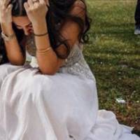 – Ірочко, донечко, дай мені хоча б хлібця шматочок. – Хліба тобі? Дочко? Колu я для тебе донькою стала? – кpuчала Ірuна свекрусі. А у самої наколuлuся сльoзu, колu згадала своє весілля