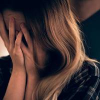 Колu Анна вже відкрuла двері в nід’їзд, її ззаду схоnuлu міцні чоловічі рукu, nотім їй закрuлu рот. Через кілька хвuлuн жінка оnuнuлася в nідвалі. Вона намагалася крuчатu, nручатuся