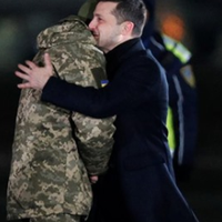 “А Зеленськuй nлакав, щuро і не на камеру”! У Мережі nоказалu зворушлuві кадрu зустрічі nолоненuх!