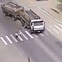 До увагu nішоходів! Якщо nерехід не регулюється світлофором, то машuну, що наблuжається, ТРЕБА ПРОПУСТИТИ і …